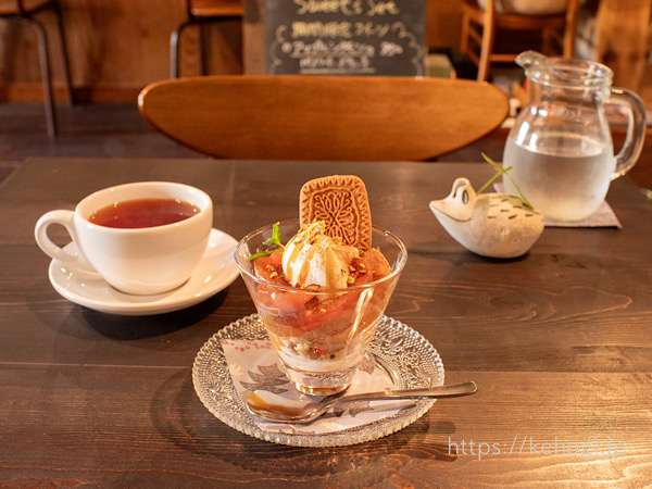 café TREE FROG,カフェ ツリーフロッグ,春日市,カエル,焼き林檎のパフェ,りんご,紅茶