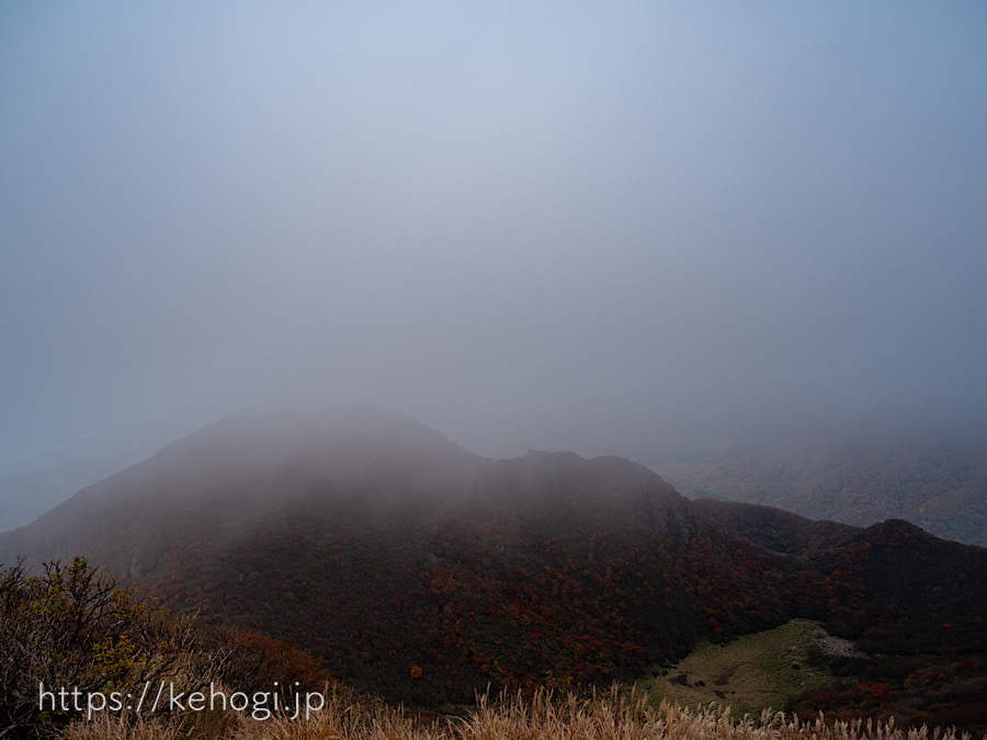 くじゅう,くじゅう連山,登山,三俣山,紅葉,三俣山本峰